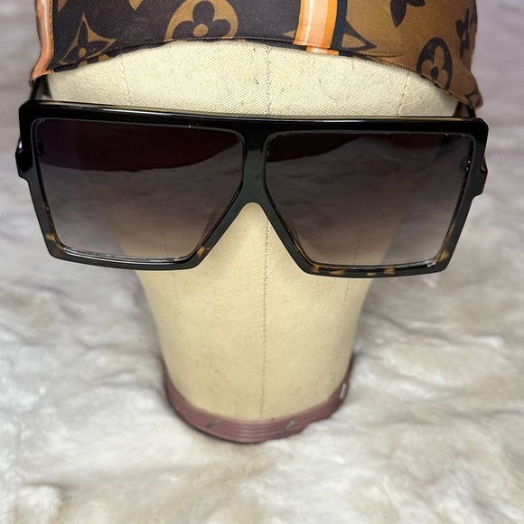 Stylish Black and Tortoise Sunglasses - Picture 1 of 5